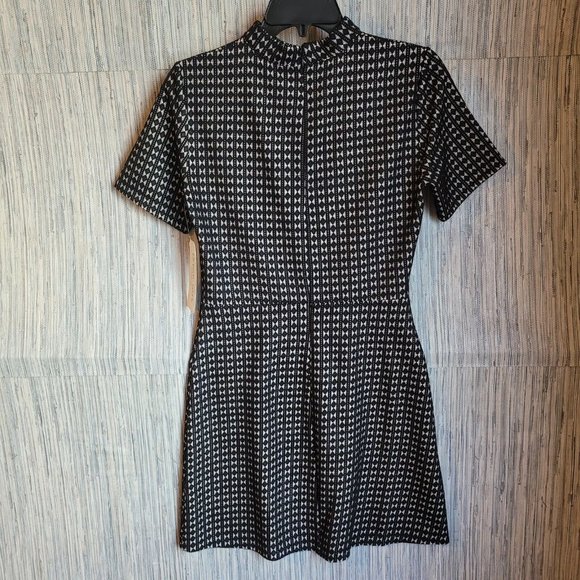NWT Urban Girl Black White High Neck Short Sleeve Dress Zip Short Size Small - Picture 5 of 9